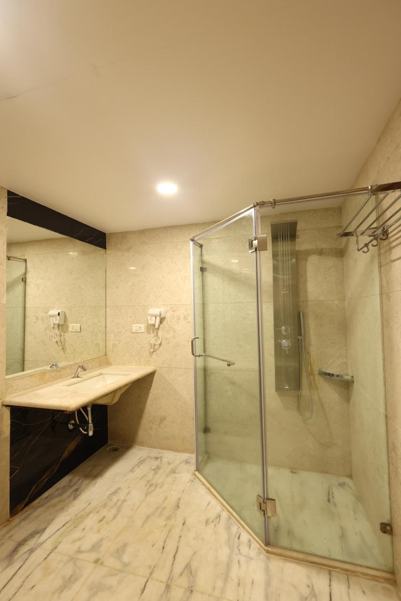 Lj Dadi'S Grand Hotel Visakhapatnam Ngoại thất bức ảnh