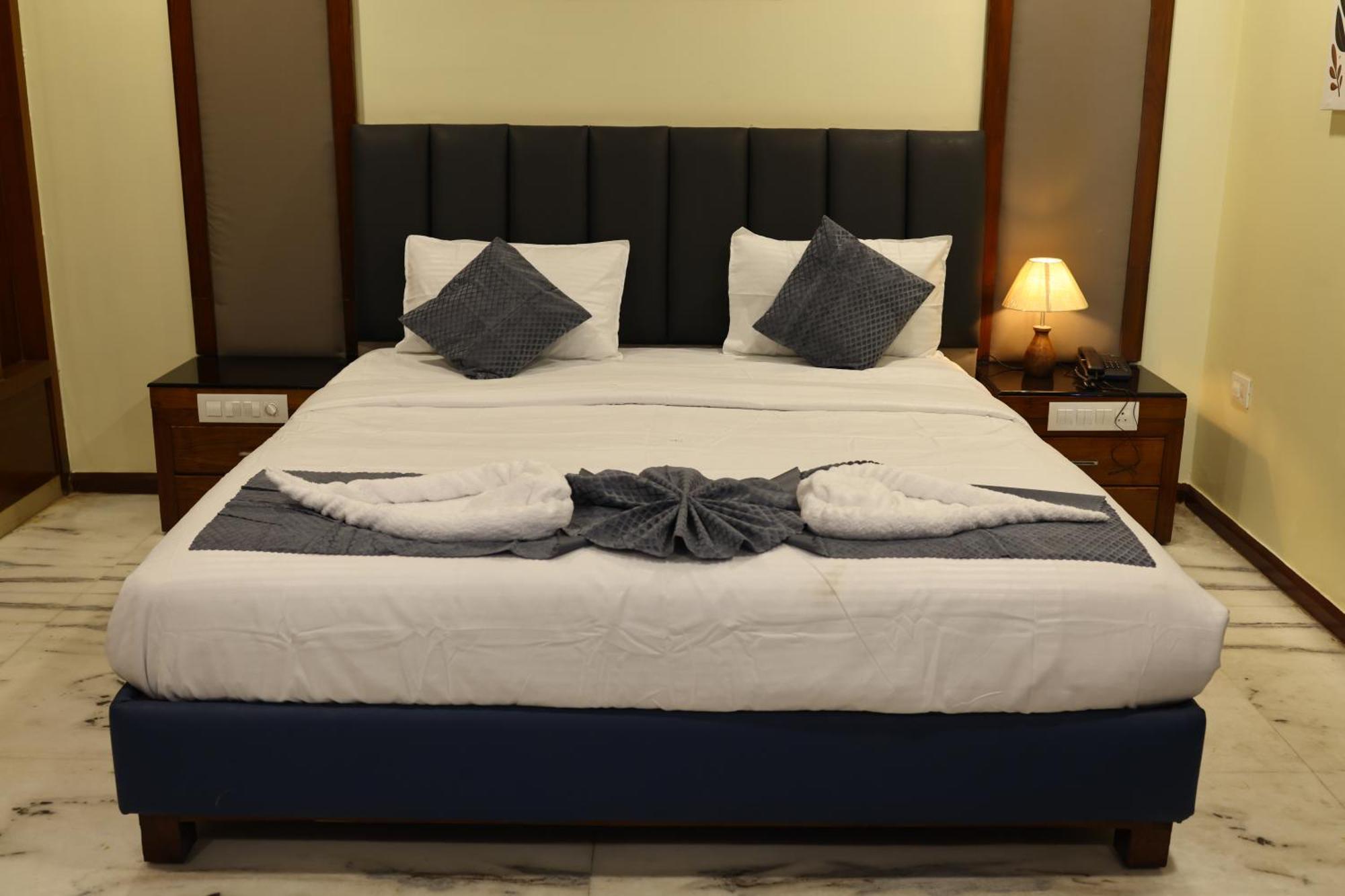 Lj Dadi'S Grand Hotel Visakhapatnam Ngoại thất bức ảnh