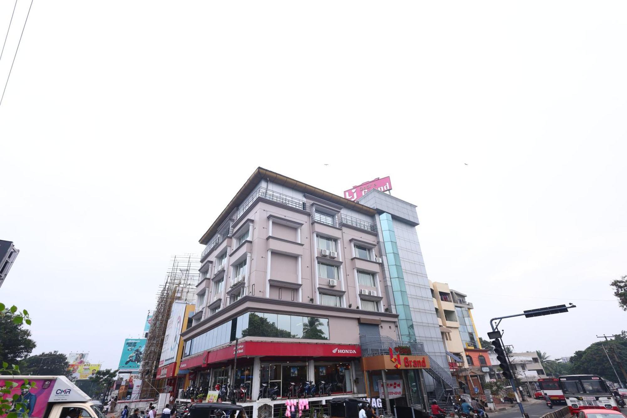 Lj Dadi'S Grand Hotel Visakhapatnam Ngoại thất bức ảnh