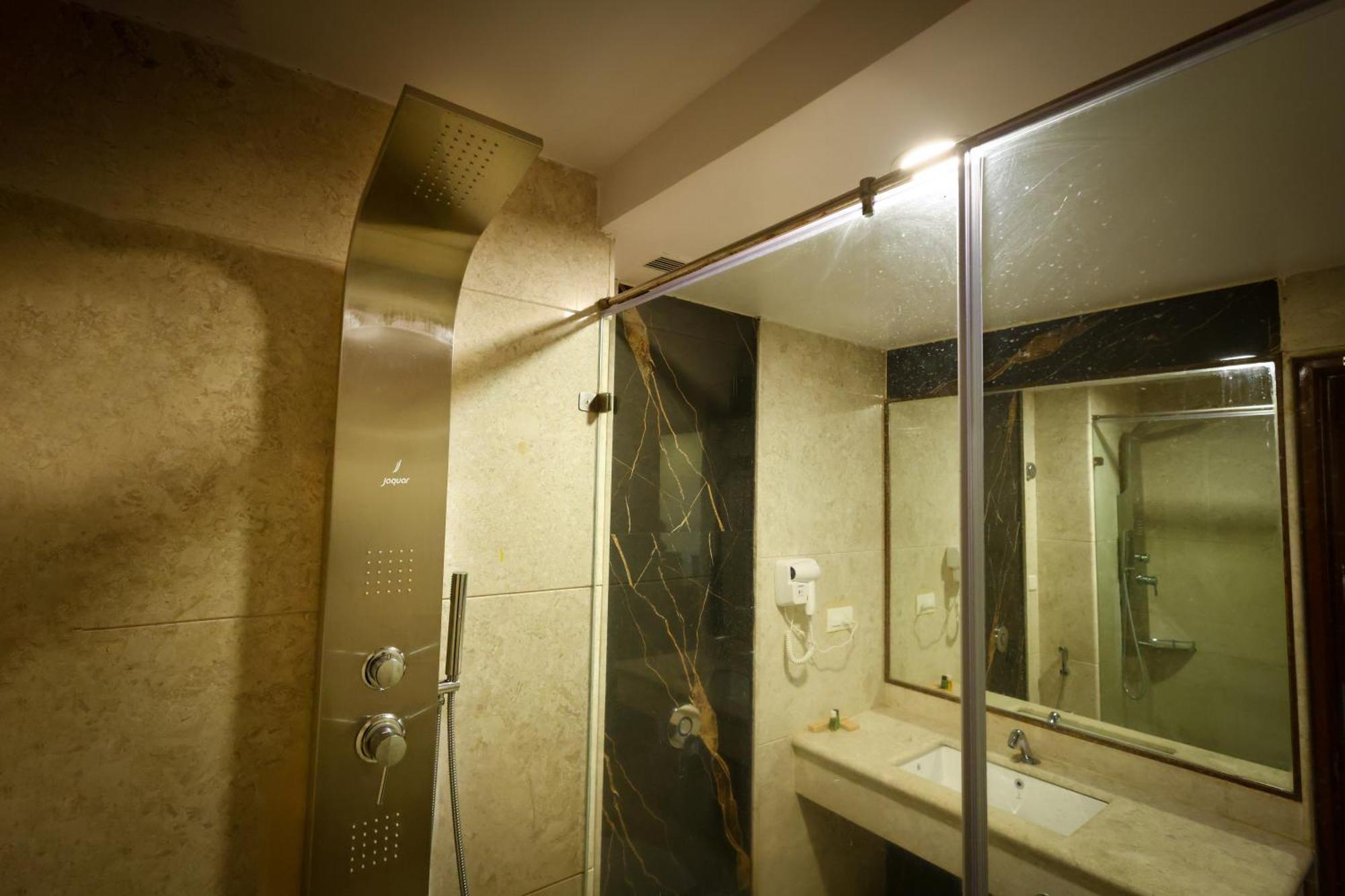 Lj Dadi'S Grand Hotel Visakhapatnam Ngoại thất bức ảnh